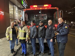 For the first time since the beginning of Opération NEZ ROUGE, Montreal firefighters were on hand to escort away a large number of partygoers at the start of the holiday season!